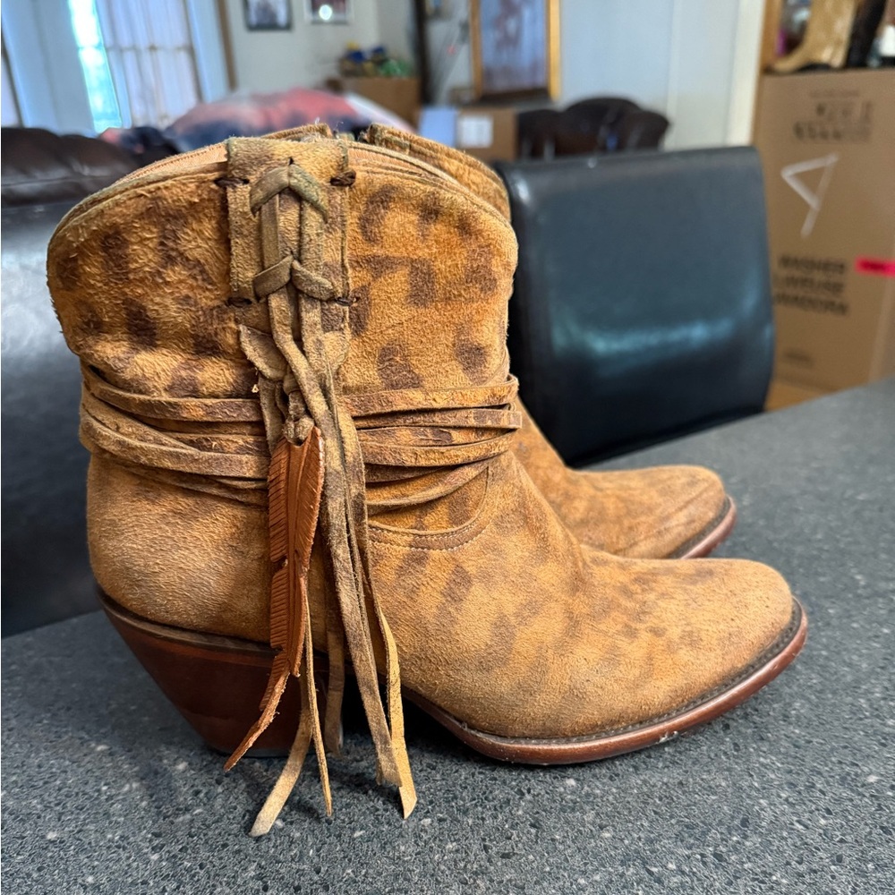 Lucchese Women's Handmade Robyn Tooled Feather Booties size 8B.